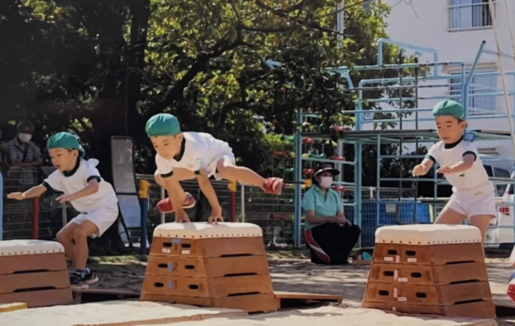幼稚園児が跳び箱を飛んでいる写真